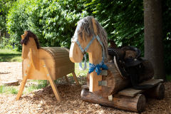 Holzpferde in der Kita Theuern