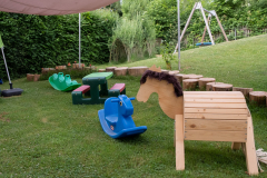 Schaukelpferde in der Kita Theuern