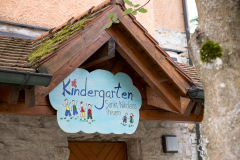 Aussenansicht der Kita Theuern Eingang